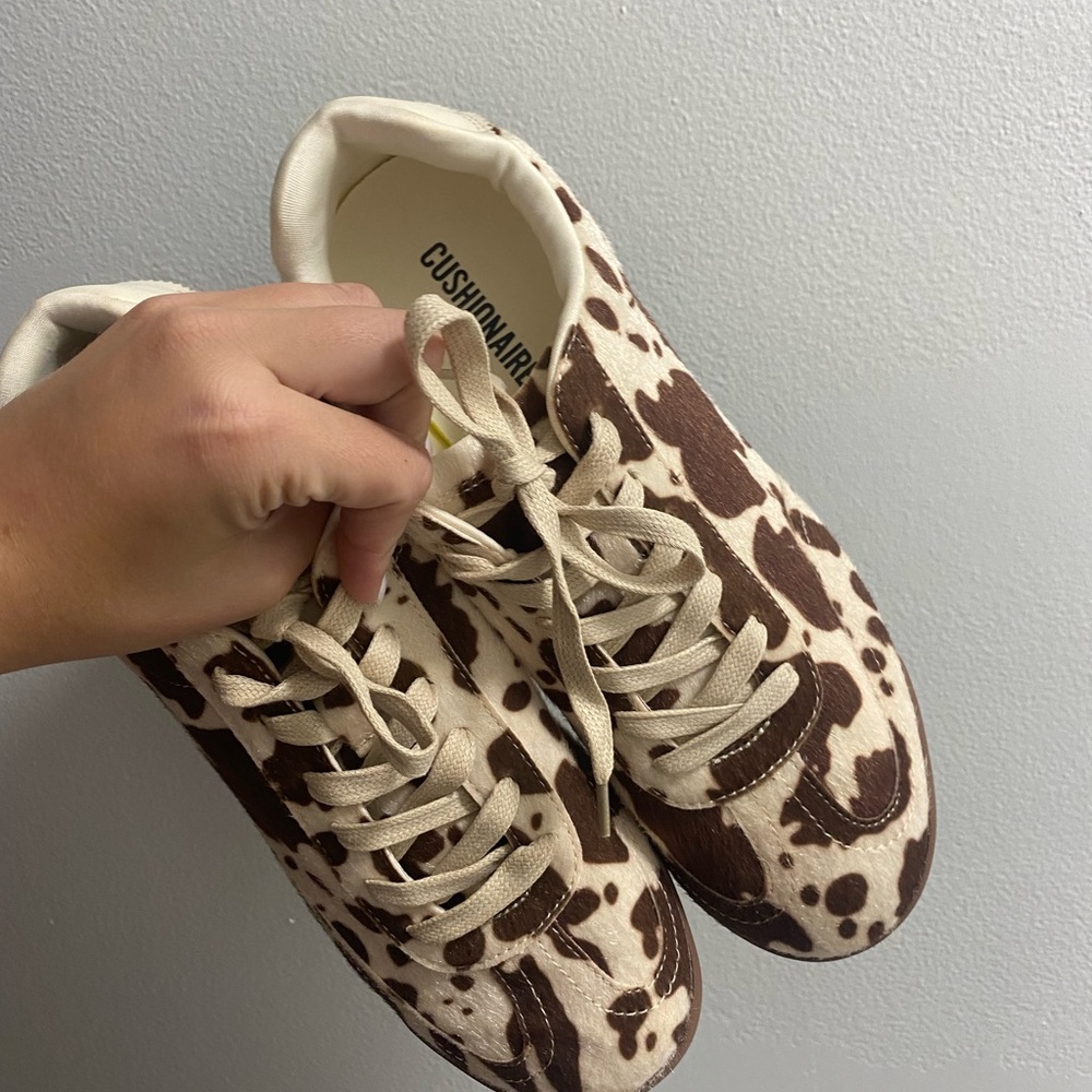 Cushionaire Women's Brown and Cream Cow Print Sneakers - Picture 5 of 6